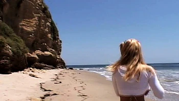 Blondes Teen leckt sich mit Toys am Strand lesbo