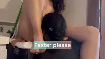 Mi Hermanastro no está en casa y yo termino jugando con su esposa  a la médico y a la paciente para curar todos sus males haciendo el amor sobre la lavadora