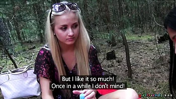 Kitten se déshabille, lèche sa chatte et se branle dehors