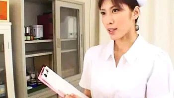 Asiatische Riko Tachibana saugt Schwanz hart