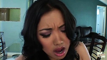 Lana Croft baise asiatique avec pipe et facial