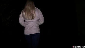 Tara Spades suce la bite et se fait branler oralement