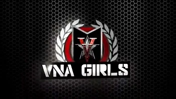 Madurita pelirroja Charlee Chase se masturba y toca su coño