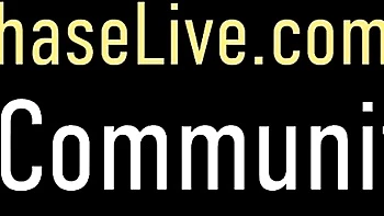 Busige Mutter Charlee Chase fickt dreckig und saugt