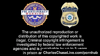 Charlee Chase loira peituda se masturbando nua