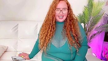 Madrasta sudorosa follada y con creampie en el vestuario del gym