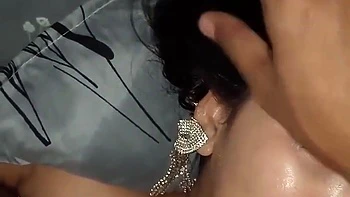 Chica desi morena empapada en agua bendita