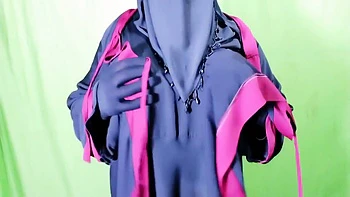 Chica musulmana con hijab quiere sexo duro con el amigo y su muñeca