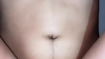 Pinay Schülerin 18+ stöhnt auf nasser behaarter Fotze