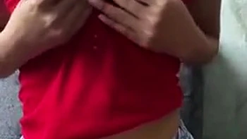 18+ Studentin zieht sich vor Professor aus – erwischt beim Ficken