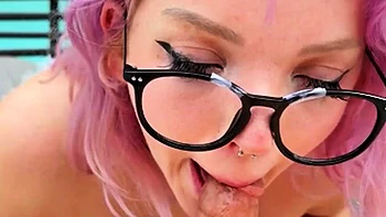 Charlie O spritzt im Bett vom harten Ficken