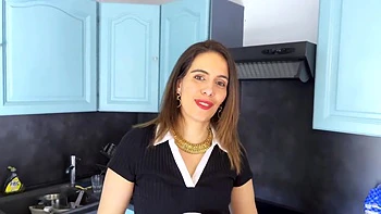 Milf criminosa e policial em lingerie de peitos grandes em disputa