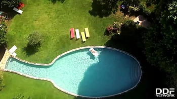 Blonde adolescente tatouée s’amuse en plein air