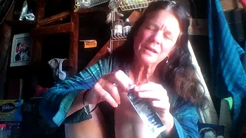 A mais nova milf Katharine se masturba forte