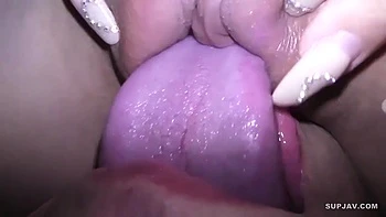 Asiatique amateur suce une queue et lèche une chatte