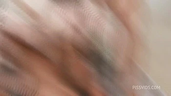 Kyra mouillée pour gangbang anal extrême 5 contre 1 avec gorge profonde