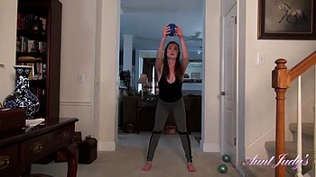 Изабелла дрочит во время йоги