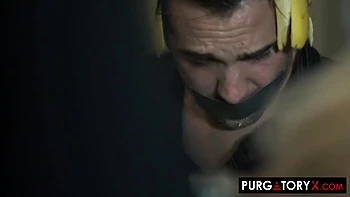 Blonde wird zu Hause hart gefickt, während Ehemann zuschaut