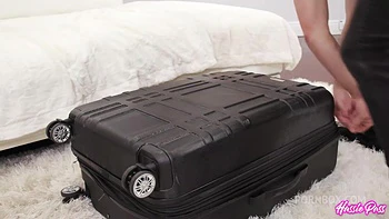 Джей трахает крошечную киску Клары на всю катушку