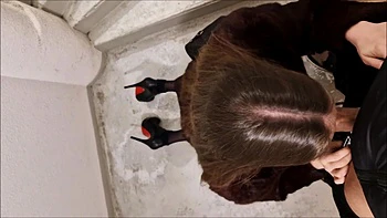 Il me traîne dans la cage d’escalier pour me baiser fort