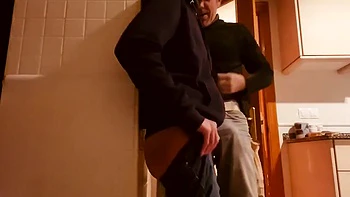 Возбуждённая жена ест киску на кухне у колонны