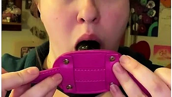 Brunete BBW treina com 4 grandes dildos