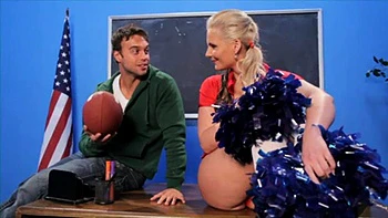 Phoenix Marie animadora chupa y folla en doggy y misionero