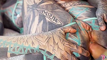 Rubia con tatuajes, anal, dedos y culo a boca