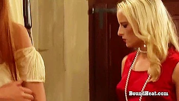 Femdom lesbienne fouette blonde et brune au gros cul