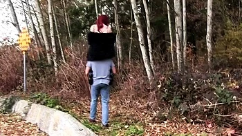 Lady Lennox fickt draußen mit schlanker Pony und fettem Arsch