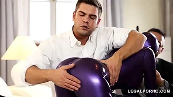 Latex-Babe wird verspankt, bläst und fickt Cowgirl & Doggy