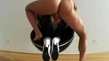 Ángel de látex folla anal con culo grande a cuatro