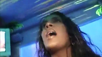 Raquel fodida com um pau preto gigante