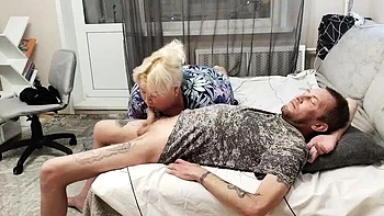 MILF Stiefmutter macht Deepthroat und schluckt Sperma