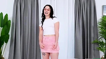 Новая брюнетка тинейджерша дрочит на вебке