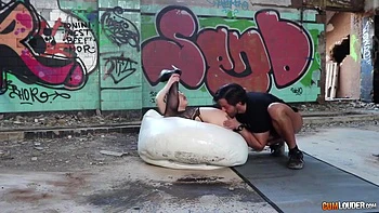 Loira pequena fodida forte em público com facial