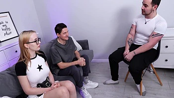 Le patron me baise fort pendant que mon cocu tient ma main