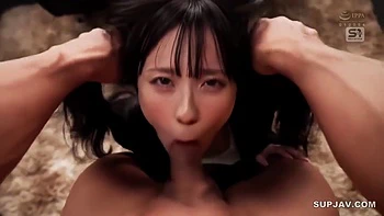 Горячая азиатская офисная девчонка учится мужской силе в отеле