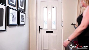 Rubia madura chupa y se toca con medias