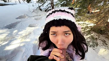 Asiatisches Babe wird draußen im Schnee doggystyle gefickt