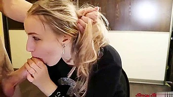 Jeune teen amateur fait un pipe maison et se fait baiser