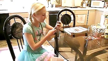 Padrasto fode loira adolescente no Dia dos Namorados