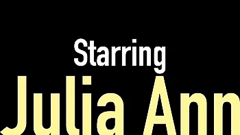 Julia Ann solo mit High Heels und großen Fake-Titten