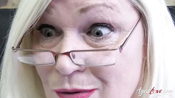 Amor maduro: lambendo buceta e dedilhando com meia-calça