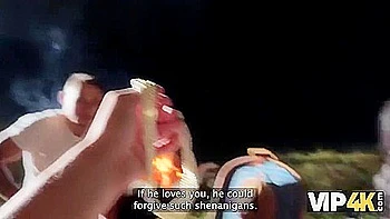 Morena tatuada seduz cuckold ao ar livre em POV