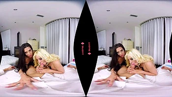 Babe VR amadora com bunda grande chupando e cavalgando cowgirl