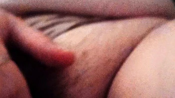 Estranho fode minha buceta peluda e molhada com os dedos e filma