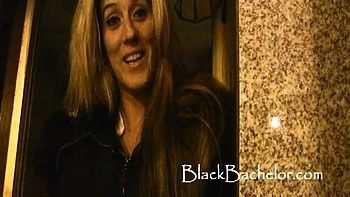 Salopard de femme noire suce une grosse bite hardcore