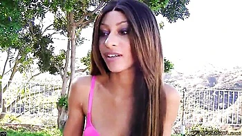 Маленькая Триша жестко трахает в зад и кончает