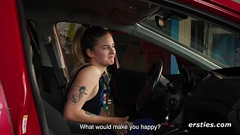 Amatrice allemande rousse se branle avec jouet et doigts sur ses gros seins naturels